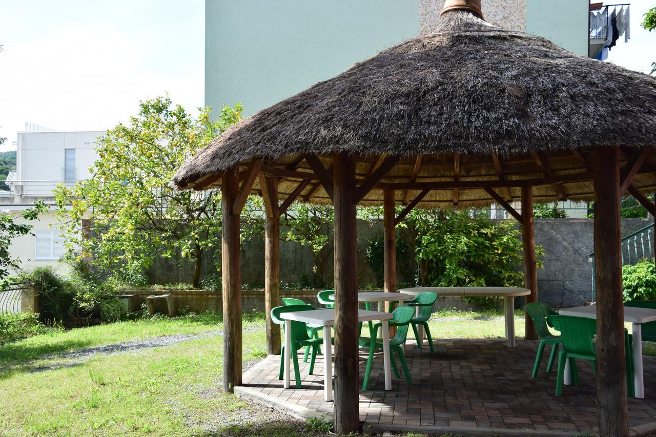 Hotel Pozzuolo เชลเล ลีกูเร ภายนอก รูปภาพ